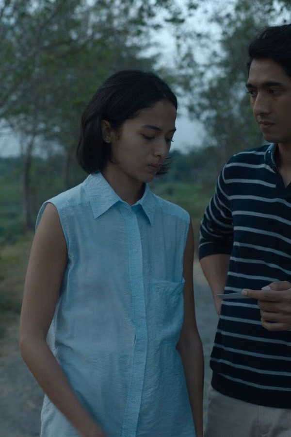 Cigarette Girl - Gadis Kretek